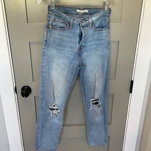Levi’s light wash wedgie straight size 28